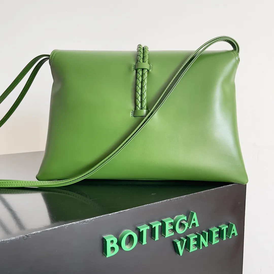 Batch 1680 Inspired by the 1970s, the Bottega Veneta women's logo shoulder bag has a smooth leather surface that brings a clean and handsome feel, just like the neatness and tenacity of a working woman. The front buckle is made of high-quality hardware pendant, the overall retro elegance, and the excellent leather feels soft. This Bottega Veneta series can be described as beautiful, weakening the complexity of the outfit, not competing for it, and only using the best quality to interpret itself. Style number: 806034 (large size) Size: 30*20*8cm